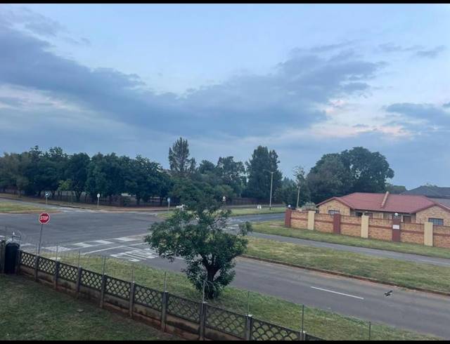 1 BEDROOM APARTMENT FOR SALE IN MEYERTON CENTRAL
